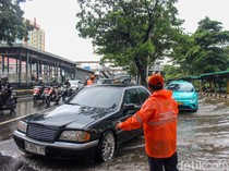 Hujan Picu Genangan di Jalan Letjen Suprapto