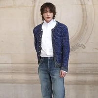 Personel Stray Kids itu sekaligus debut di acara Dior. Ia tampil mengenakan jaket tweed biru Donegal, dipadukan kemeja putih bergaya tailcoat, dan celana jeans pudar untuk sentuhan kasual. Foto: dok. X