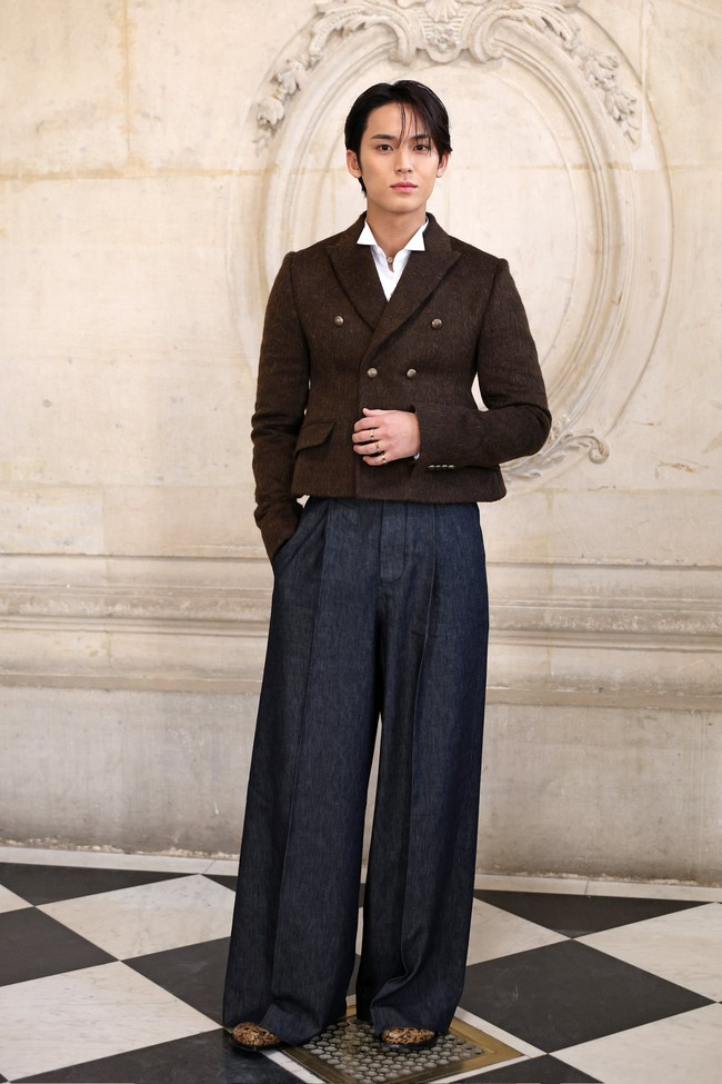 Gaya Mingyu menghadirkan vibe modern aristocrat yang cenderung eksperimental. Sejumlah penggemar menilai potongan dan siluet bajunya kurang cocok dengan proporsi tubuhnya, terlebih ia punya tinggi badan 187 cm. Foto: dok. X