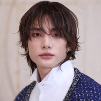 Hyunjin mencuri atensi lewat transformasi rambut barunya, dengan potongan wolf cut bergelombang, memberikan kesan ganteng effortless. Foto: dok. X