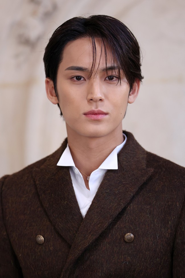 Sementara Mingyu tampil fashion-forward dengan arahan estetika Creative Director Dior, Jonathan Anderson. Ia mengenakan jaket bar cokelat berpotongan boxy, kemeja putih, dan loose-fit denim pants. Foto: dok. X