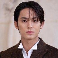 Sementara Mingyu tampil fashion-forward dengan arahan estetika Creative Director Dior, Jonathan Anderson. Ia mengenakan jaket bar cokelat berpotongan boxy, kemeja putih, dan loose-fit denim pants. Foto: dok. X