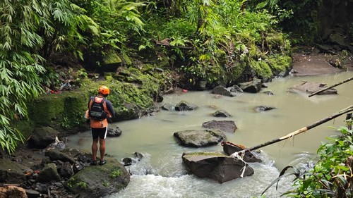 Penyisiran tim SAR gabungan di dekat lokasi ibu dan balita yang hanyut tersapu air banjir di Marga, Tabanan. Kamis (22/1/2026).(dok.Basarnas Bali)