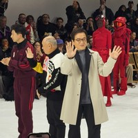Jackie Chan Hadir di Milan Fashion Week, Disebut Seperti Bapak-bapak Nyasar
