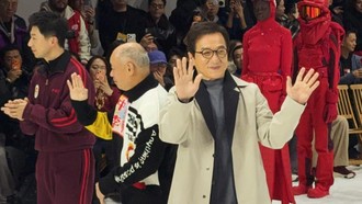 Jackie Chan Hadir di Milan Fashion Week, Disebut Seperti 'Bapak-bapak Nyasar'