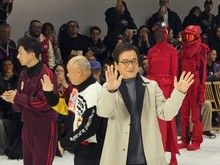 Jackie Chan Hebohkan Panggung Fashion di Milan