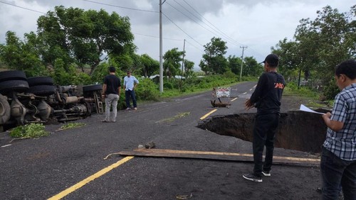 Jalan Amblas Sebabkan Truk Tronton Terguling di Dompu Kamis (22/1/2026). (BPBD Dompu)