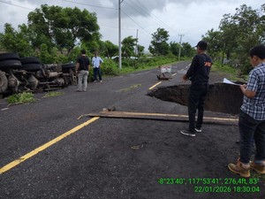 Nekat Terobos Jalan Ambles, Truk Tronton Muatan Pasir Terguling di Dompu