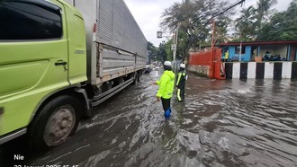 Jalan Daan Mogot Masih Tergenang, Pengendara Diimbau Hati-hati