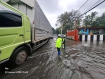 Jalan Daan Mogot Masih Tergenang, Pengendara Diimbau Hati-hati