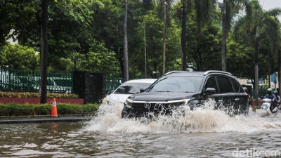 Banjir Rendam Akses RS Mitra Keluarga Kelapa Gading, Kendaraan Nekat Melintas