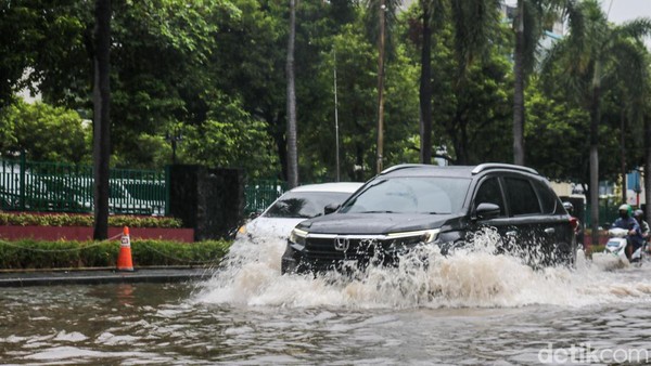 Banjir Rendam Akses RS Mitra Keluarga Kelapa Gading, Kendaraan Nekat Melintas