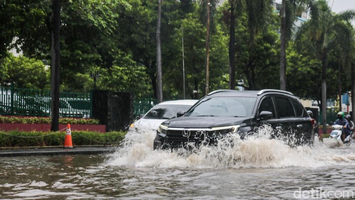 Jalan di depan Rumah Sakit Mitra Keluarga Kelapa Gading, Jakarta, dikepung banjir, Kamis (22/1/2026). Genangan air setinggi sekitar 15 hingga 25 sentimeter menutup ruas jalan utama yang menjadi akses keluar masuk rumah sakit sejak pagi hari, menyusul hujan deras dan meluapnya aliran kali di sekitar lokasi.