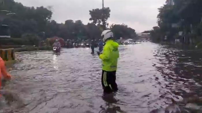 Hujan Deras, Jalan DI Panjaitan Arah Kebon Nanas Jaktim Banjir 50 Cm