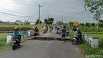 Pemotor Nekat Melintasi Jembatan Ambles di Blitar