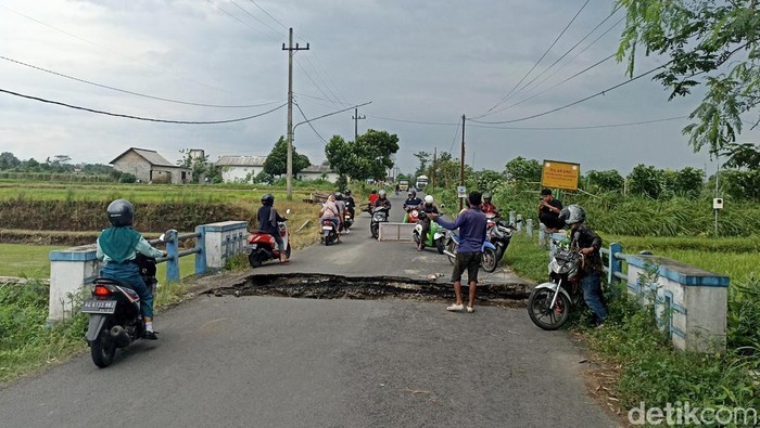 Jembatan Penghubung Jalan Alternatif di Blitar Amblas