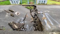 Jembatan tersebut telah rusak sejak beberapa minggu lalu. Awalnya, kondisi aspal menurun di sisi selatan jembatan.