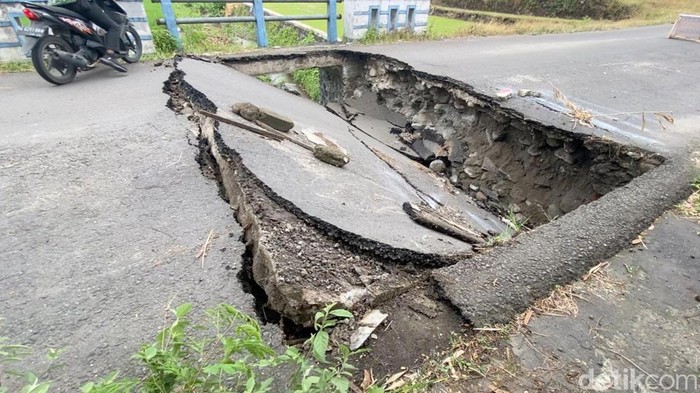Jembatan Penghubung Jalan Alternatif di Blitar Amblas