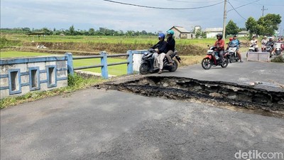 Pemotor Nekat Melintasi Jembatan Ambles di Blitar