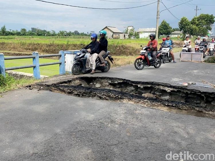 Pemotor Nekat Melintasi Jembatan Ambles di Blitar