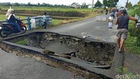 Namun, masih ada pengendara tetap nekat melintas. Khususnya kendaraan roda dua yang memanfaatkan sisi jalan yang masih terhubung. Sementara kendaraan roda empat sudah dilarang melintas.