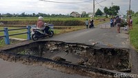 Jalan tersebut kini telah ditutup total akibat jembatan ambrol tersebut. Sejumlah papan peringatan juga telah dipasang oleh warga sekitar.