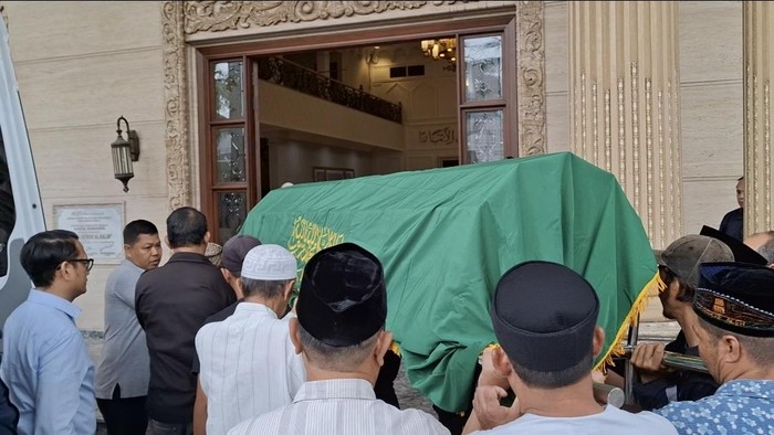 Jenazah Haji Alim saat tiba di rumah duka Jalan M Isa, Palembang