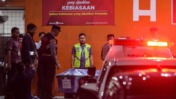 Polisi bersama petugas bersiap memasukkan peti jenazah pramugari pesawat ATR 42-500, Florencia Lolita Wibisono, ke dalam ambulans di Terminal Kargo Bandara Soekarno-Hatta, Kota Tangerang, Banten, Rabu (21/1/2026). Jenazah Florencia Lolita Wibisono yang merupakan salah satu korban kecelakaan pesawat ATR 42-500 tiba di Bandara Soekarno-Hatta dan langsung dibawa ke rumah duka di Jakarta. ANTARA FOTO/Putra M. Akbar/rwa.
