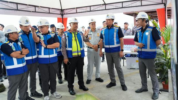 Kakorlantas Polri Irjen Agus Suryonugroho bersama Dirut PT Jasa Marga Rivan A Purwantono meninjau langsung kesiapan Jalan Tol Solo-Yogyakarta. (Dok istimewa).