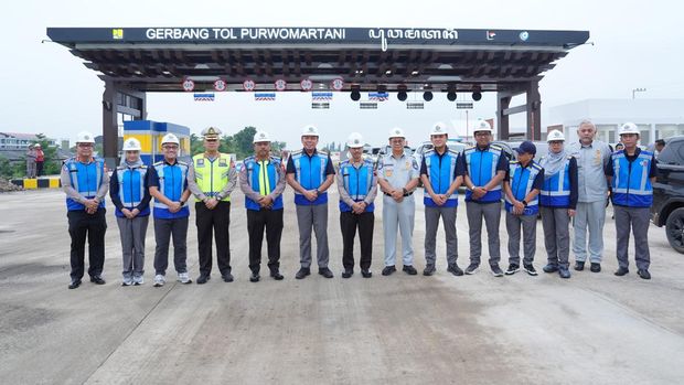Kakorlantas Polri Irjen Agus Suryonugroho bersama Dirut PT Jasa Marga Rivan A Purwantono meninjau langsung kesiapan Jalan Tol Solo-Yogyakarta. (Dok istimewa).