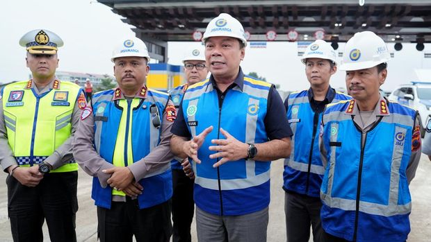 Kakorlantas Polri Irjen Agus Suryonugroho bersama Dirut PT Jasa Marga Rivan A Purwantono meninjau langsung kesiapan Jalan Tol Solo-Yogyakarta. (Dok istimewa).