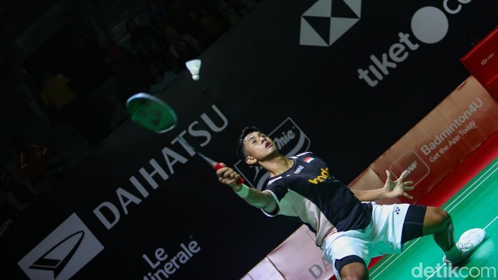 Tunggal putra Indonesia Alwi Farhan melaju ke perempat final Indonesia Masters 2026 setelah mengalahkan Wang Zheng Xing di Istora Senayan, Jakarta, Kamis (22/1/2026). Laga berlangsung sengit dan harus ditentukan lewat tiga gim.