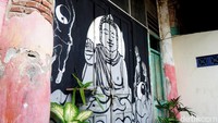 Dari aktivitas di dalam rumah itulah berbagai karya kemudian lahir dan menyebar ke sudut-sudut kampung, terutama pada dinding dan tembok yang dijadikan media mural.