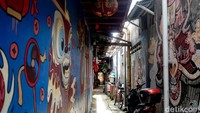 Setiap gang terdapat mural yang menghiasi dinding kampung Tambak Bayan.