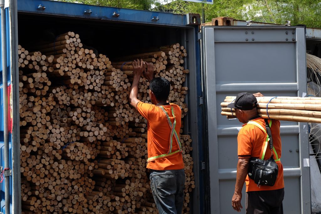 Kantor Wilayah (Kanwil) Bea Cukai Kalimantan Bagian Barat (Kalbagbar) menggagalkan upaya penyelundupan 58,3 ton rotan ilegal yang diduga akan dikirim ke China. Kantor Wilayah (Kanwil) Bea Cukai Kalimantan Bagian Barat (Kalbagbar) menggagalkan upaya penyelundupan 58,3 ton rotan ilegal yang diduga akan dikirim ke China. (Dok. Humas DJBC)
