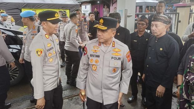 Kapolda Jabar Irjen Rudi saat mengecek TKP 11 orang tewas di tambang emas di Bogor (Rizky/detikcom) Kapolda Jabar Irjen Rudi saat mengecek TKP 11 orang tewas di tambang emas di Bogor (Rizky/detikcom)