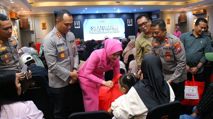 Kapolresta Malang Kota Kombes Putu Kholis Aryana silaturahmi dengan keluarga korban Tragedi Kanjuruhan