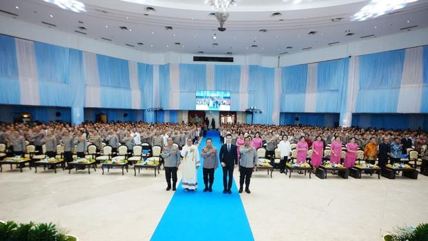 Kapolri Jenderal Listyo Sigit Prabowo menghadiri acara Ibadah dan Perayaan Natal Mabes Polri Tahun 2025.