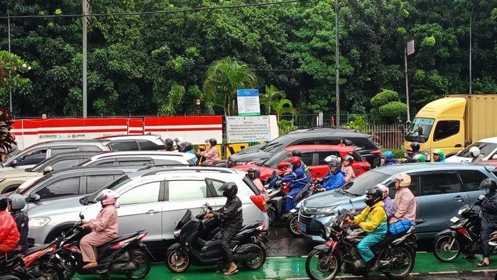 Jakarta Diguyur Hujan, Jalan DI Panjaitan Jaktim Macet Usai Banjir