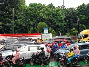Jakarta Diguyur Hujan, Jalan DI Panjaitan Jaktim Macet Usai Banjir