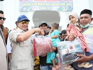 Tito Karnavian Serahkan Bantuan untuk Warga Pidie Jaya