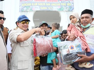 Tito Karnavian Serahkan Bantuan untuk Warga Pidie Jaya