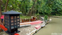 Wahana ini mengajak pengunjung berkeliling kawasan danau sambil menikmati pemandangan air terjun, serta suasana rindang dari akar pohon beringin yang menjuntai sepanjang perjalanan.