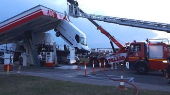 Sebuah truk berat yang mengangkut kendaraan utilitas menabrak bagian bawah kanopi sebuah SPBU. Foto: Boredpanda