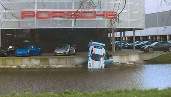 Seseorang di Porsche Akan Dipecat Karena Kejadian Ini. Foto: Boredpanda
