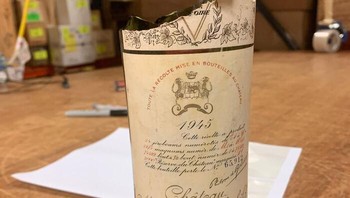 Ketika memecahkan botol minuman seharga USD 16 ribu atau Rp 270 juta. Foto: Boredpanda