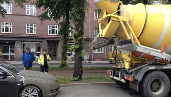 Kecelakaan Truk Semen yang Mahal. Foto: Boredpanda