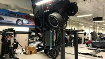 Di suatu dealer Mercedes... nasib sebuah G Wagon baru. Foto: Boredpanda