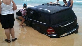 Sebuah Pesan Penting: Jangan Parkir di Pantai Foto: Boredpanda