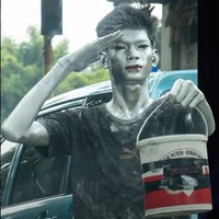 Dari Lampu Merah ke Catwalk: Kisah Viral Manusia Silver yang Kini Jadi Model